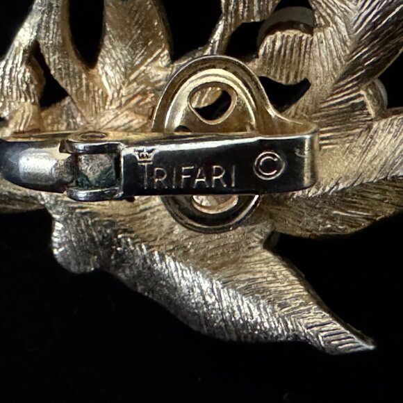 Vintage Crown Trifari Brushed Gold Tone Floral Brooch & Earrings Faux  Pearls - Picture 12 of 14